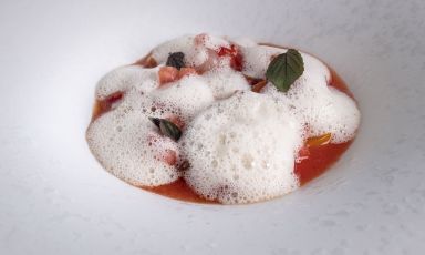 Gamberi marinati, 15 pomodori, cocomero e zigolo, un piatto firmato da Alessandro Rossi, chef del ristorante Gabbiano 3.0, a Marina di Grosseto (Grosseto)
