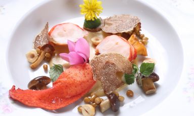 Astice, nocciole, topinambur e tartufo nero: un piatto di Gianluca Renzi, chef del ristorante Cannavacciuolo - Le Cattedrali, presso Le Cattedrali Relais ad Asti
