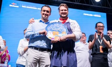 Il vincitore del&nbsp;World Tuna Competition 2026 del Girotonno,&nbsp;Jouni Kuru, chef finlandese, assieme al sindaco di Carloforte,&nbsp;Stefano Rombi
