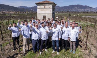 La foto di gruppo in vigna degli JRE Italia riuniti per il XXXI Congresso Nazionale ospitato da Guido Berlucchi in Franciacorta
