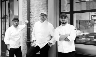 La brigata di cucina del ristorante, cocktail bar e locanda I Conoscenti, a Bologna. Al centro lo chef Salvatore Amato
