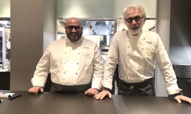 Il mastro fornaio Francesco Arena, dell'omonimo forno, assieme a Pasquale Caliri, chef del ristorante Marina del Nettuno Yatching Club, ovvero i due Amabasciatori del Gusto, originari di Messina, ospiti a Identità Golose Milano lo scoroso giovedì 30 marzo
