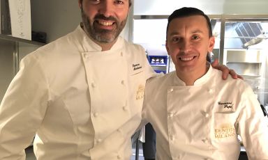 Francesco Mascheroni, varesino, è lo chef del ristorante di Armani Hotel Milano e, a destra, Giovanni Papi, sardo, chef del ristorante di Armani Hotel Dubai, la cui cucina è stata premiata di recente da una stella Michelin

