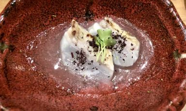 Sashimi di cernia, leggermente scottato, servito nel dashi tiepido e polvere di pelle croccante: è uno dei piatti serviti nel percorso degustazione di Iyo Omakase, il ristorante nel ristorante che origina dalla brillantezza imprenditoriale di Claudio Liu. Autentica esperienza giapponese nel cuore di Milano, il banco Omakase è situato all'interno di Aalto, una stella Michelin nel segno di Takeshi Iwai, mentre la cucina al banco è a cura del sushi master Masashi Suzuki. Foto a cura di Marialuisa Iannuzzi
