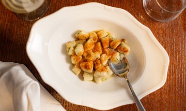 Gnocchi di ricotta aglio olio e peperoncino, castagne e bottarga è il Piatto dell'inverno 2024 di Federico Delmonte, chef del ristorante Acciuga, a Roma. Foto a cura di Flaminia Iera

