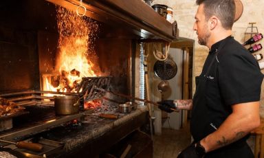 Giuliano Viaggi, chef dell'Osteria e Relais Il Grottino a Gualdo Cattaneo, alla brace
