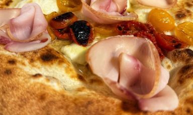 Tra le specialit&agrave; della pizzeria Il Pachino, a Viareggio (Lucca), la pizza Sole e Spada&nbsp;con bufala, pesce spada affumicato, pomodorini, zest di limone e olio alla menta
