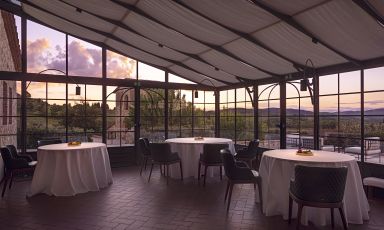 La splendida sala del ristorante Il Visibilio, all'interno di The Club House, hotel 5 stelle lusso, riservato a un pubblico adults only, collocato nella tenuta di Fontanelle Estate, a Castelnuovo Berardenga, Siena
