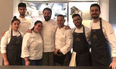Agli estremi, a sinistra Giada e Alessio e a destra Giuseppe ed Edoardo Traverso, l'executive chef di Identità Golose Milano e la sua affiatata brigata; al centro, gli ospiti della magnifica cena andata in scena all'Hub lo scorso giovedì 22 giugno: Ugo Alciati, chef di Guido Ristorante a Serralunga d'Alba e Fabio Sgrò, chef del ristorante Guido da Costigliole a Santo Stefano Belbo insieme a una giovanissima assistente. La serata è stata allietata dai vini I Parcellari, il progetto vitivinicolo del sommelier, ora produttore Davide Canina

Tutte le foto sono a cura di Marialuisa Iannuzzi
