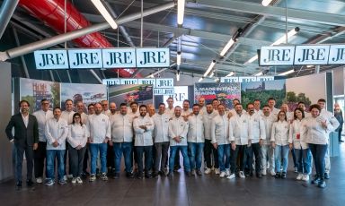 La foto di gruppo degli associati JRE Italia, riuniti in occasione del XXXII Congresso Nazionale che si è svolto lo scorso 31 marzo 2025 presso l'Autodromo Enzo e Dino Ferrari, a Imola

