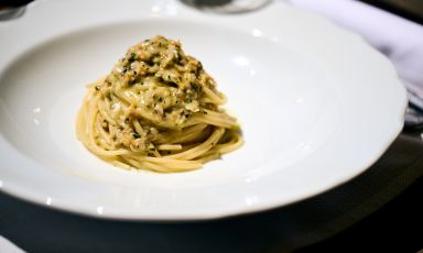 Un piatto icona presso il ristorante del Bagno La Perla sul Lido di Camaiore in Versilia, La Risacca: Linguine alla Risacca 1972, un primo dall'intesit&agrave; iodata persistente, eppure estremamente&nbsp;raffinato
