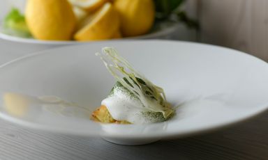 Limone, liquirizia e finocchio è il dessert della bella stagione ideato da Giuseppe Lamanna e Lina Maffia, chef del ristorante del Ca' del Moro Wine Retreat, a Grezzana (Verona)
