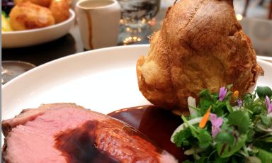 Bistecca di manzo Hereford, carote gialle e arancioni, cavolo viola stufato, patate al forno croccanti eYorkshire pudding, il Sunday Roast al Grill del The Lansborough Hotel di Londra, struttura di lusso della Oetker Collection
