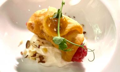 Cannolo di pizza con salsiccia di Bra, fonduta fredda di robiola di Roccaverano aromatizzata con nocciole fresche e conserva di pomodori verdi: il godurioso inizio del percorso degustazione a tutta pizza, firmata dal Maestro Corrado Scaglione dell’Enosteria Lipen 
