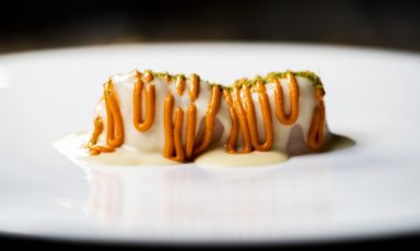 Baccalà in tre cotture, riduzione di latte e acciughe, salsa di peperone è il Piatto del 2023 di Giacomo Devoto, chef del ristorante Locanda de Banchieri a Fosdinovo (Massa Carrara)
