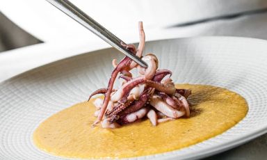 Polpo su vellutata di patate e cipolla di Tropea caramellata: uno dei piatti dello chef Max Paonessa al ristorante M'Amo a Milano
