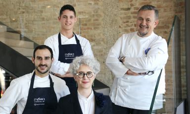 In basso a destra Michela Scarello, anima della sala e della cantina, e accanto, sempre sulla destra, Emanuele Scarello, suo fratello e chef del ristorante Agli Amici 1887, a Udine; assieme a loro, la brigata di chef Scarello.

La cucina del ristorante Dopolavoro al JW Marriott Venice Resort&Spa, oggi porta la firma di questa grande famiglia dell'ospitalità italiana
