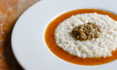 Risotto alle giuggiole, kimchi e ragù di semi di girasole è il Piatto del 2023 di Francesco Massenz e Leonardo Zanon, chef del ristorante Incàlmo, pressto l'Hotel Beatrice a Este, Padova
