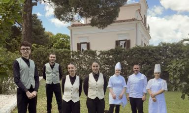 La grande squadra del ristorante Bramea, a Palazzo San Gervasio (Potenza), capitanata dallo chef e patron Francesco Lorusso
