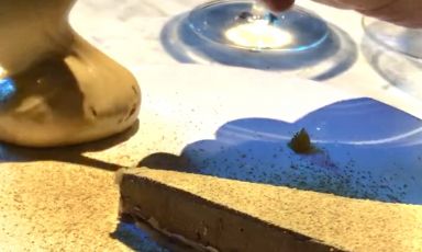 Crostata al cioccolato, bottarga di muggine, pompìa e garum allo sgombro: un piatto "simbolo" del menu inverno e della contemporaneità di Nicola Bonora, chef del ristorante Motelombroso, a Milano
