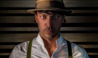 Il pizzaiolo Salvatore Lioniello dell'omonima pizzeria a Succivo (Caserta), autodidatta e autore del libro "Per sfortuna o per caso”, suo racconto autobiografico
