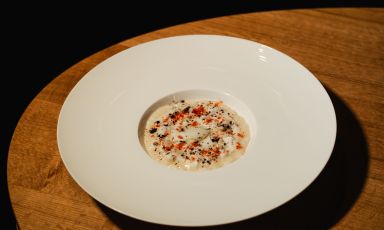 Quinto quarto di rombo guancia, ali, gola, pesto di basilico e riso mantecato: un piatto da applausi presentato dallo chef&nbsp;Davide Oldani, al suo D'O, a Cornaredo, Milano. Tutte le foto sono a cura di Raffaele Calafati
