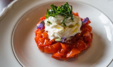 La Tartare vegetale è il Piatto della bella stagione di Michelina Fischetti e Serena Falco, entrambe chef al ristorante Oasis Sapori Antichi, una stella Michelin a Vallesaccarda (Avellino)
