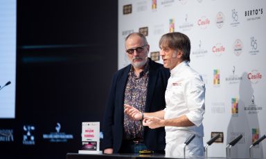 Sul palco dell'Auditorium, a sinistra il giornalista Luca Ferrua che ha introdotto lo chef Davide Oldani (a destra) del ristorante D'O, due stelle Michelin e una stella verde a San Pietro all'Olmo - Cornaredo, Milano. Tutte le foto sono a cura di Brambilla-Serrani
