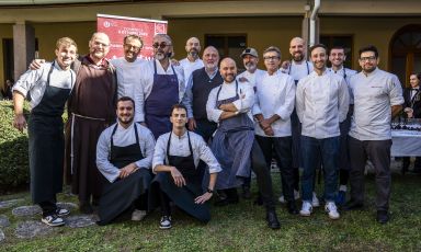 Foto di rito con la brigata estesa di Grandi Cuochi all’Opera: Maestri ai fornelli per OSF: insieme, per un pranzo speciale Alessandro Negrini (Il Luogo di Aimo e Nadia, Milano), Philippe Léveillé (Miramonti l’Altro, Concesio, Brescia), Sauro Ricci e Raffaele Minghini (Joia, Milano), Andrea Ribaldone (chef consultant), Andrea Besuschio (Pasticceria Besuschio, Abbiategrasso, Milano). Con loro, Paolo Marchi di Identità Golose e Fra' Marcello, presidente di OSF. Tutte le foto sono a cura di @Elena Di Vincenzo
