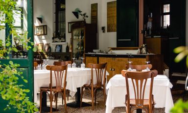 Uno scorcio della veranda di Osteria Grand Hotel a Milano
