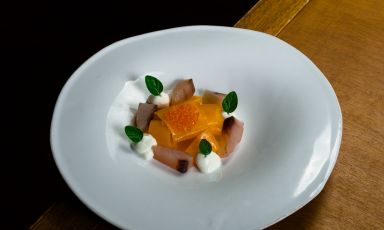 Trota Fario, zucca butternut e crème fraîche è il Piatto del 2023 di Niccolò Palumbo, chef del ristorante Paca a Prato

