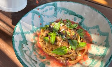 Fresine con melanzane alla scapece è il Piatto della bella stagione di Peppe Guida, chef del ristorante Antica Osteria Nonna Rosa, una stella Michelin a Vico Equense (Napoli)

