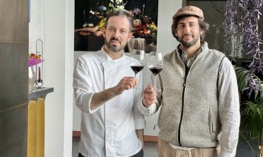A sinistra Giuseppe Palmieri, in cucina e a destra Francesco Farina, ideatore e patron di Tenuta Pezzapane, wine resort ad Alvignanello (Caserta)

