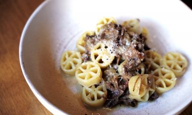 Ruote, genovese di coda, demi-glace, un piatto di Stefania Lioi, chef di Arcane Wines, a Milano
