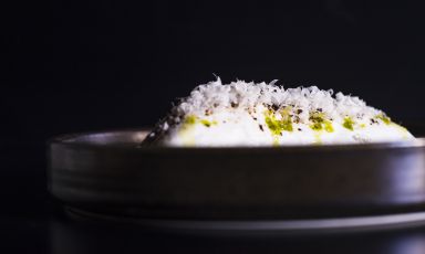 Tiramisù alla scarola è il Piatto del 2022 dello chef Denis Iaccarini del ristorante di Cantine Morbelli, a Ivrea (Torino)
