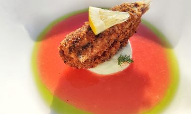Cipollata di alici croccante è il Piatto della bella stagione di Giovanni Ingletti, chef del ristorante Xfood, a San Vito dei Normanni (Brindisi)
