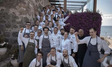 Foto di gruppo dei ragazzi di&nbsp;Una promessa &egrave; una promessa&nbsp;durante Festa a Vico

