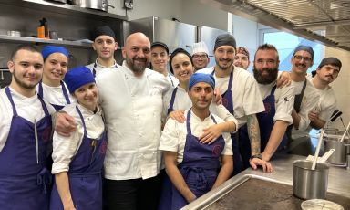 La brigata di cucina del ristorante Piano 35, a Torino: la proposta gastronomica è un intreccio tra la creatività consolidata di chef Marco Sacco del ristorante Piccolo Lago (Verbania, provincia di Verbano-Cusio-Ossola) e la fresca visione di Christian Balzo, resident chef dell'insegna sabauda collocata al 37esimo piano del grattacielo firmato Renzo Piano
