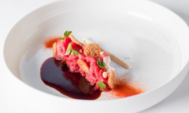La tartare di braciola: uno degli antipasti in carta firmati dallo chef Luigi Salomone, del ristorante Re Santi e Leoni di Nola, Napoli. Tradizionalmente, elemento immancabile del ragù, la braciola diventa una tartare arricchita dal suo ripieno classico, quindi prezzemolo, uvetta e pinoli con una salsa teriyaki al pomodoro, richiamo della passata. Suggeriamo un tocco in più di salsa per condire in profondità la carne
