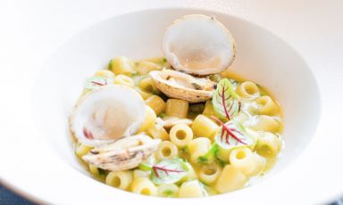 Tubetti con tartufi di mare, peperoncini verdi di fiume e salmoriglio è il Piatto della bella stagione di Salvatore Iazzetta, chef del ristorante Rear, a Nola (Napoli)
