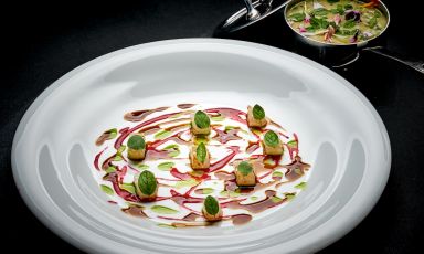 Raggio di sole: riso mantecato con succo fermentato di fico d’India siciliano, gamberi rossi al naturale, formaggio caprino e olio al dragoncello. Ideato dallo chef Domenico Candela al ristorante George del Grand Hotel Parker's di Napoli
