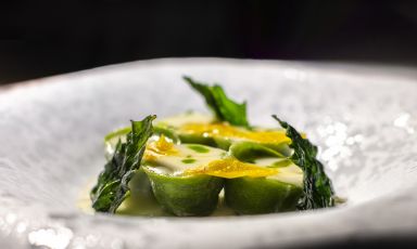 Il Cappellaccio amaro è il Piatto della bella stagione di Riccardo Fazio, chef del ristorante Blum del Mazzarò Sea Palace, a Taormina (Messina)
