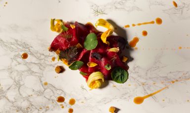 Carne salada di podolica, anguria, salsa Unagi e anguilla alla brace è il Piatto della Bella stagione di Francesco Lorusso, chef del ristorante Bramea, a Palazzo San Gervasio (Potenza)
