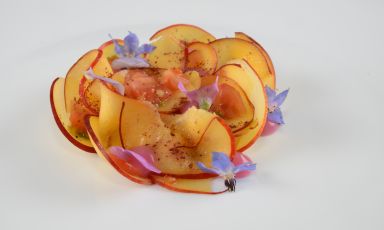 Essenza d'estate: sashimi di pesca, semi di pomodoro e sommacco, ovvero il Piatto della bella stagione di Davide Cannavino, chef del ristorante Etra, Genova
