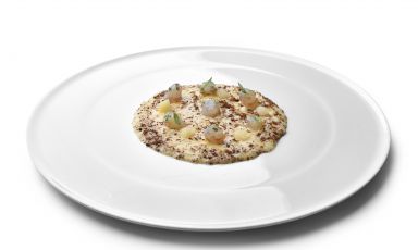 Risotto carnaroli, ginepro affumicato, limone e gamberi gobbetti al timo, sapore d'estate al ristorante Romano di Viareggio (Lucca) con la cucina di Nicola Gronchi
