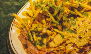 La strepitosa Steak Frites nella versione di Eugenio Roncoroni e Cristina Giordano, insieme in cucina e al banco&nbsp;da Roncoroni Classici Gastronomici. Foto a cura di @Gaia Menchicchi
