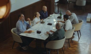 I protagonisti del cortometraggio Sbrigàte riuniti attorno alla tavola: Roy Caceres, Claudia Gerini e Alessandro Pipero; di fronte, spettralmente, dal basso, Domenico Stile, Ciro Scamardella e Andrea Antonini

