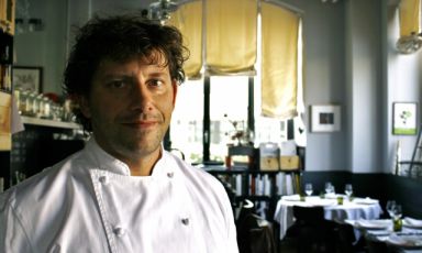 Dopo lo splendido menu a quattro mani in compagnia del brasiliano Rodrigo Oliveira, nella cucina di Identità Expo S.Pellegrino torna Cesare Battisti, questa volta per i pranzi di lunedì 28 e martedì 29 settembre. È possibile prenotarsi (il costo è di 75 euro per quattro portate vini compresi) mandando una mail al seguente indirizzo: expo@magentabureau.it o telefonando al +39 02 62012701