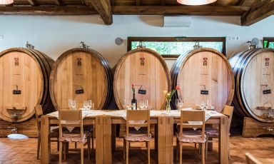La suggestiva sala dell'agriturismo Seguire le botti situata all'interno della grande bottaia di Cantina Sant'Andrea a Terracina (Latina)
