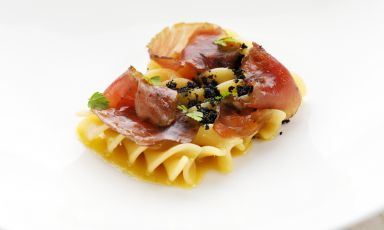 Il Fusillone con pomodoro giallo, bresaola di tonno Balfego, lime e aglio nero è il Piatto della bella stagione di Alessandro Tormolino, chef del ristorante Sensi ad Amalfi (Salerno) 
